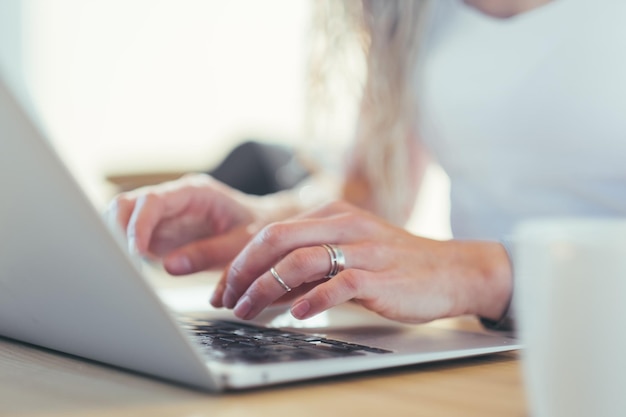 Mulher trabalha com aparelhos digitais em café ou escritório moderno remoto e freelancer