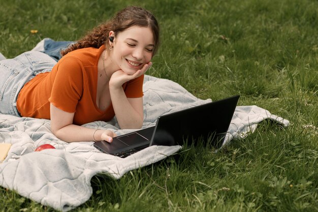 Mulher trabalha com laptop no parque