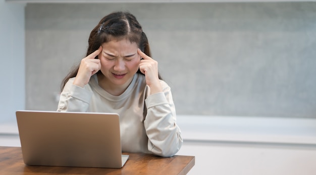 mulher trabalha em casa e estressa devido a problemas no trabalho