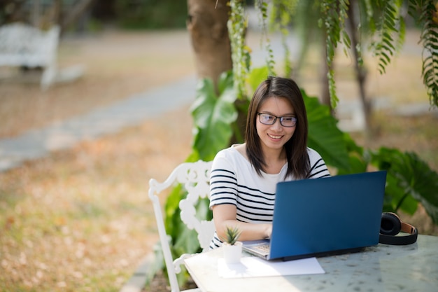 mulher trabalha em casa, usa laptop para trabalhar, fica em casa