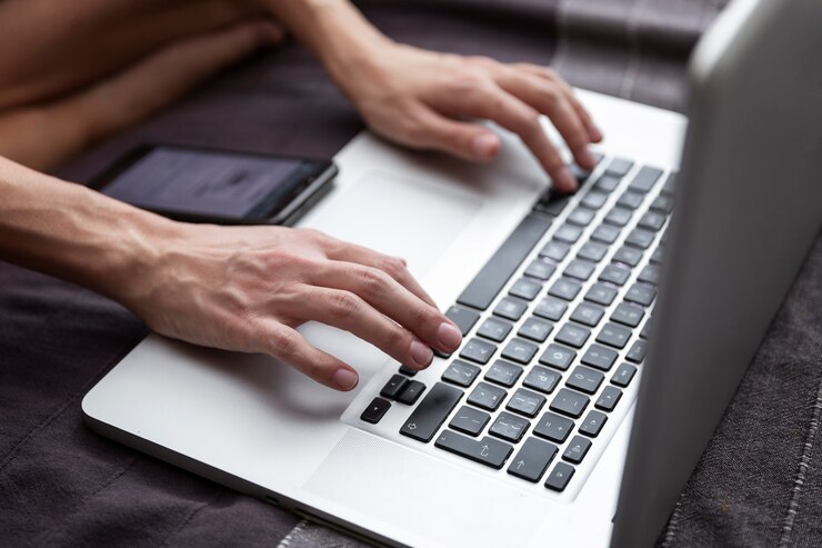 Mulher trabalha em um laptop. Trabalho remoto. Escritório em casa. Fechar-se.