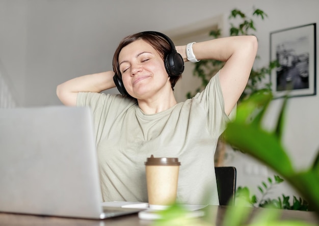 Mulher trabalha no laptop na mesa