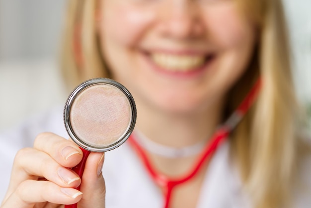 Mulher trabalhadora médica sorridente entre em contato conosco conceito