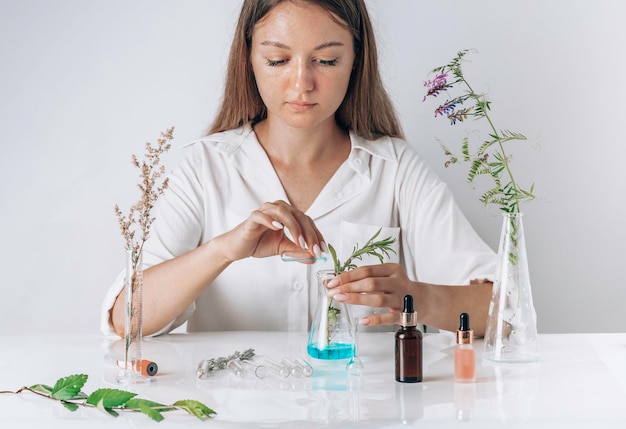 Mulher trabalhando com cientista de cosméticos médico medicina herbal alternativa orgânica em laboratório