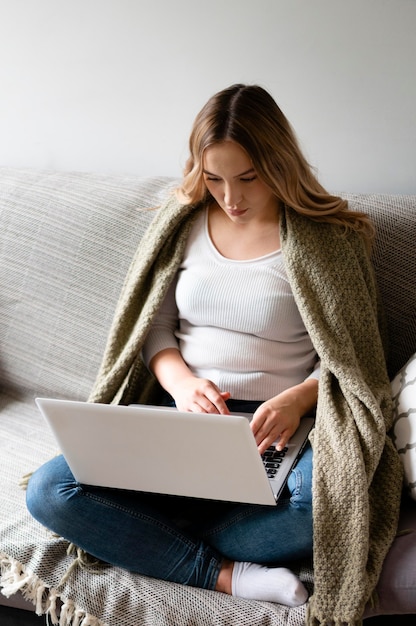 Foto mulher trabalhando com laptop em casa, foto completa