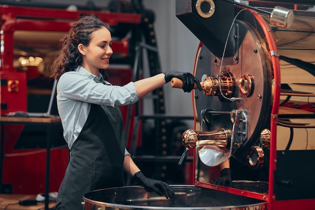 Mulher trabalhando com máquina de café rosting Vista frontal