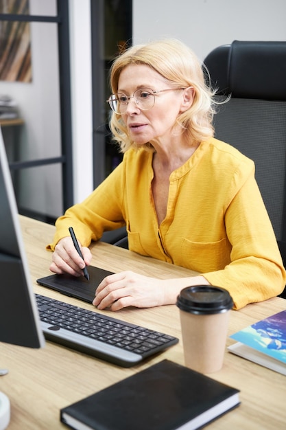 Mulher trabalhando com tablet gráfico