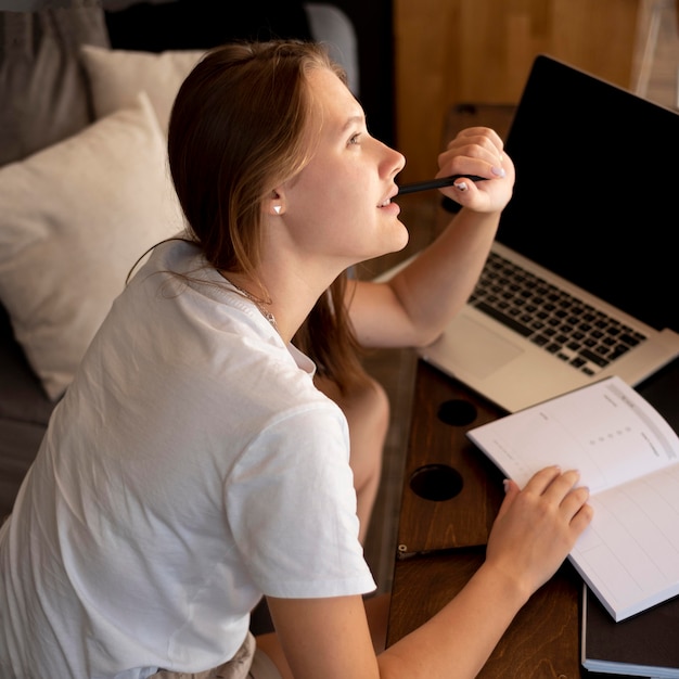 Foto mulher trabalhando em casa com laptop e notebook