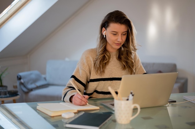 Mulher trabalhando em casa com um laptop