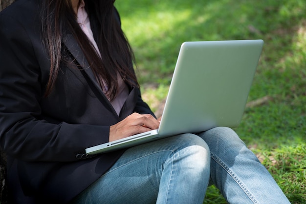 Mulher trabalhando em casa no laptop reunião on-line no escritório em casa Mulher de negócios asiática empreendedora usando laptop laptop sentado no sofá tecnologia novo estilo de vida normal Mulher feliz digitando teclado laptop