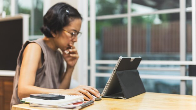 Foto mulher trabalhando em computador portátil em casa