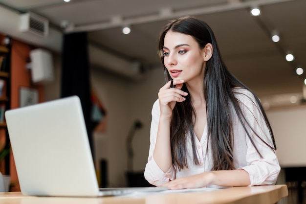 Mulher, trabalhando, em, escritório, com, laptop