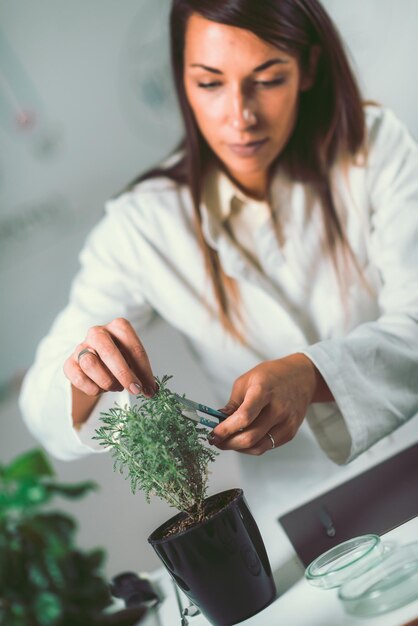 Foto mulher trabalhando em laboratório