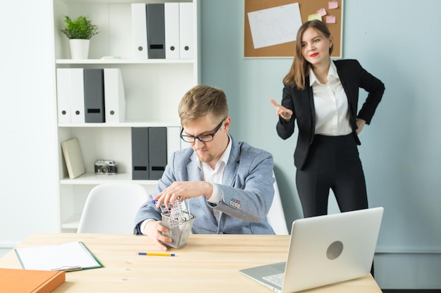 Foto mulher trabalhando em mesa no escritório