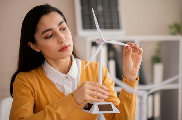 Mulher trabalhando em projeto de meio ambiente