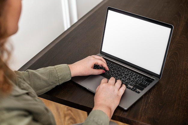 Mulher trabalhando em seu laptop com espaço de design