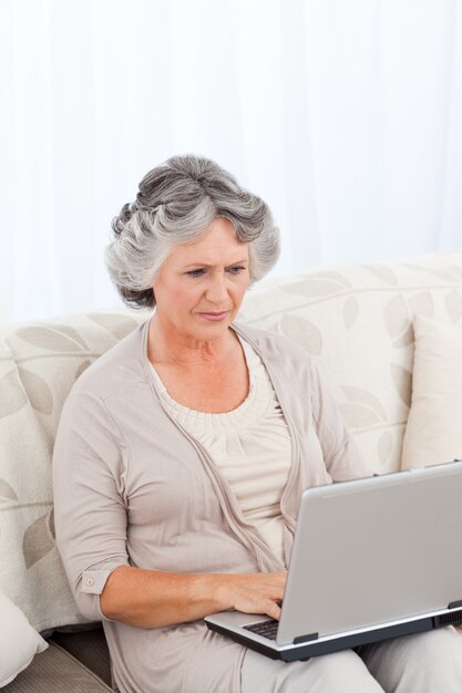 Mulher trabalhando em seu laptop
