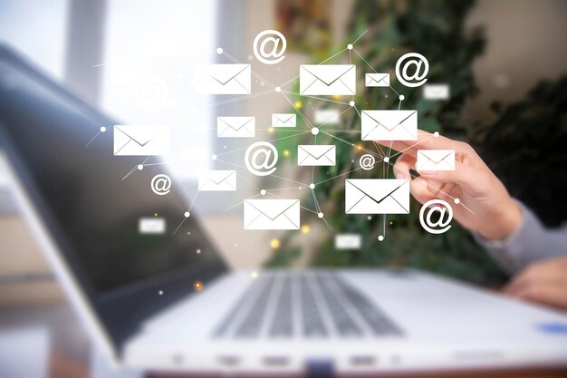 mulher trabalhando em um computador com ilustração de e-mail