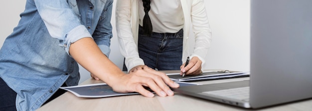 Foto mulher trabalhando em uma inovação de programação