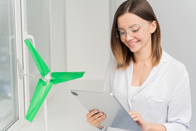 Foto mulher trabalhando em uma solução de economia de energia