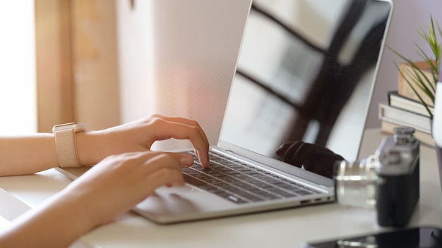 Mulher, trabalhando, laptop, em, escritório