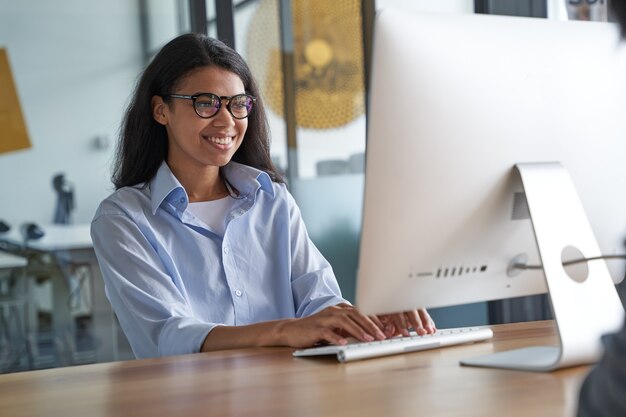 Mulher trabalhando no computador em um armário aconchegante