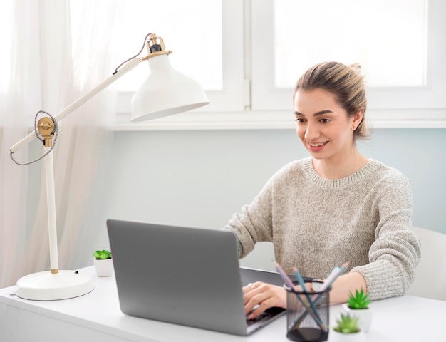 Foto mulher trabalhando no laptop em casa