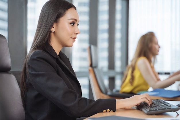 Foto mulher trabalhando no laptop no escritório