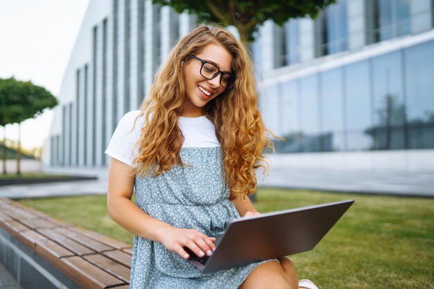 Mulher trabalhando on-line em computador portátil ao ar livre Blogging de negócios conceito de educação freelance