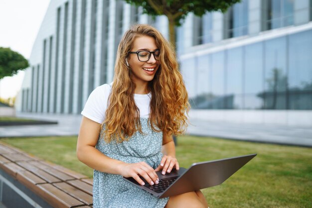 Mulher trabalhando on-line em computador portátil ao ar livre Blogging de negócios conceito de educação freelance