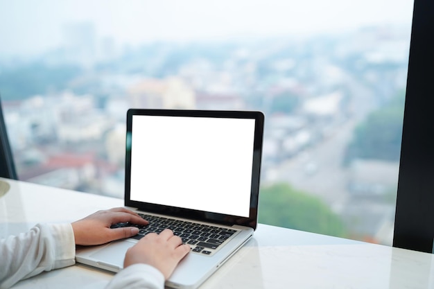 Mulher trabalhando usando laptop de tela em branco mãos digitando em um conceito de comércio eletrônico de tecnologia de teclado