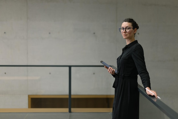 Mulher trabalhando usando tablet pc no espaço de trabalho de escritório minimalista