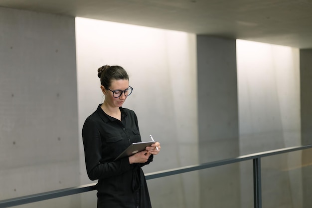 Mulher trabalhando usando tablet pc no espaço de trabalho de escritório minimalista