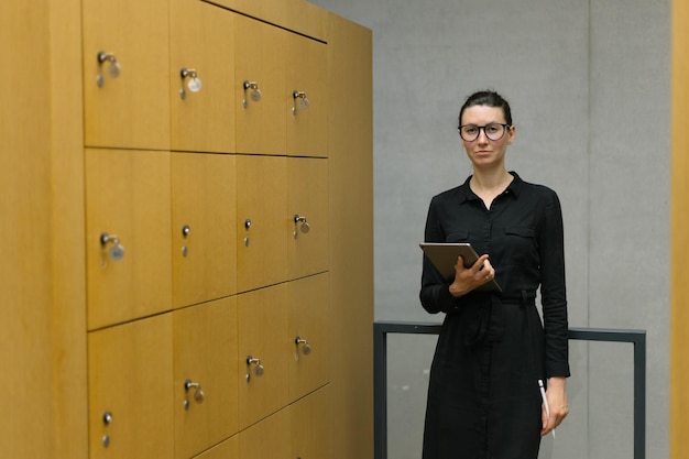 Mulher trabalhando usando tablet pc no espaço de trabalho de escritório minimalista