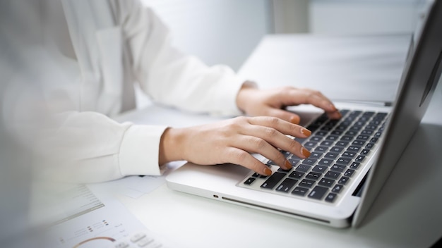 Mulher trabalhando usando um laptop Mãos digitando no teclado escrevendo um blog Trabalhando em casa estão na mão máquina de escrever de dedo