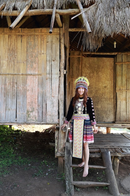 Mulher tradicionalmente vestida da tribo do monte de Mhong