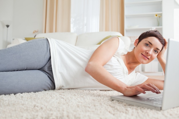 Mulher tranqüila com um laptop