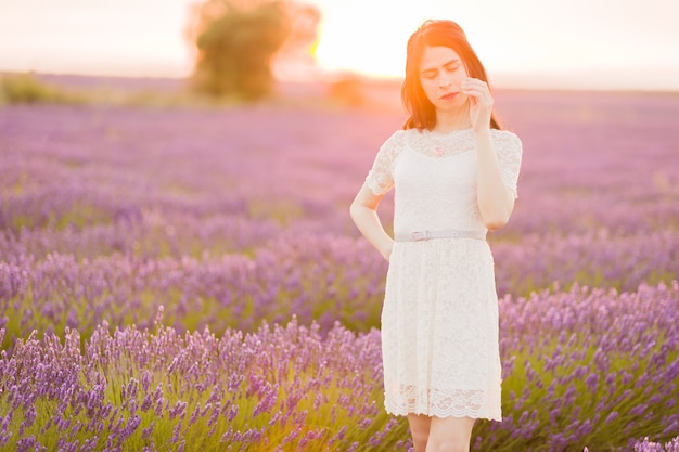 Mulher transgênero aprecia os acampamentos de lavanda do estilo de vida de brihuega guadalajara