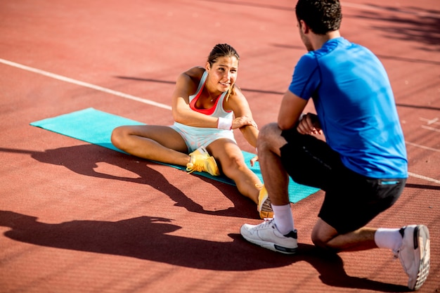 Mulher, treinamento, com, personal trainer