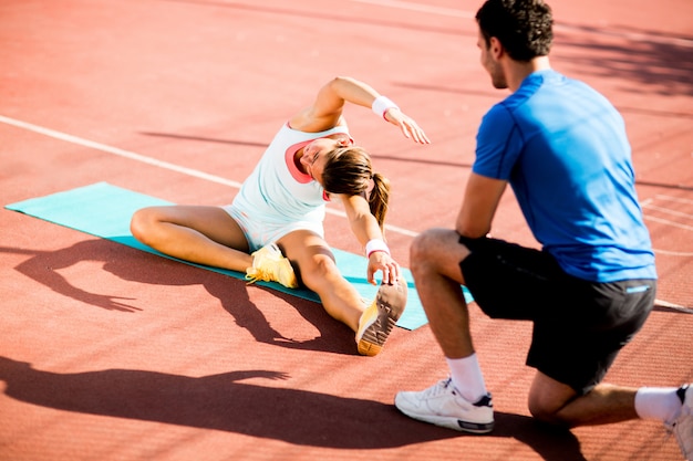 Mulher, treinamento, com, personal trainer