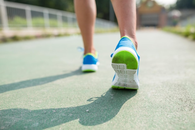 Mulher treinando maratona em uma cidade