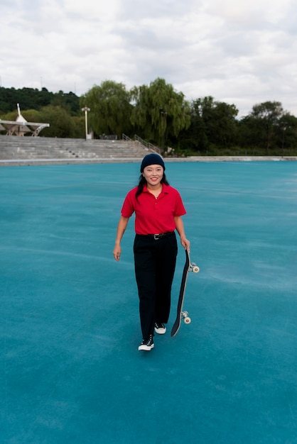 Foto mulher treinando skate park