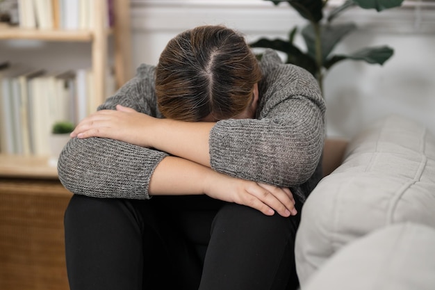 Mulher triste com excesso de peso e tamanho grande pensando em problemas no sofá garota chateada se sentindo solitária e triste por causa de um relacionamento ruim ou mulher deprimida, transtorno de saúde mental