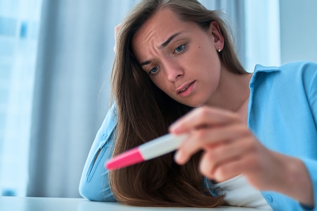 Mulher triste deprimida chateada com um resultado negativo do teste de gravidez