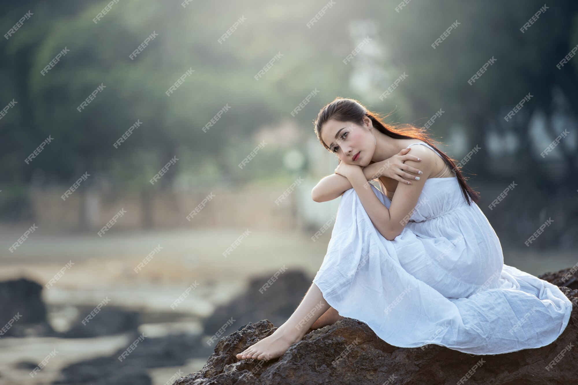 Foto de Lonely Triste Mulher Profunda Em Pensamentos e mais fotos