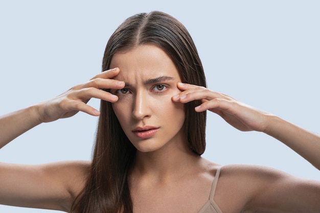 Foto mulher triste e desanimada olhando para a frente dela