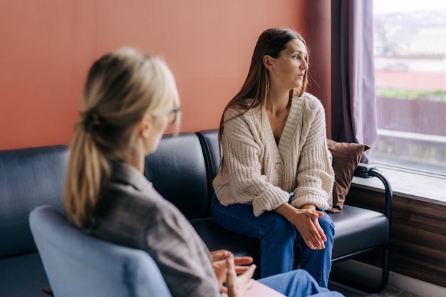Foto mulher triste e frustrada falando em uma sessão com um psicoterapeuta sobre seus problemas