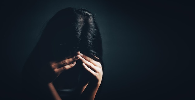 Perfil Lateral Estressado Triste Jovem Chorando Sentado Fora Segurando A  Cabeça Com As Mãos Olhando Para Baixo. Sentimentos De Emoção Humana Fotos,  retratos, imágenes y fotografía de archivo libres de derecho. Image