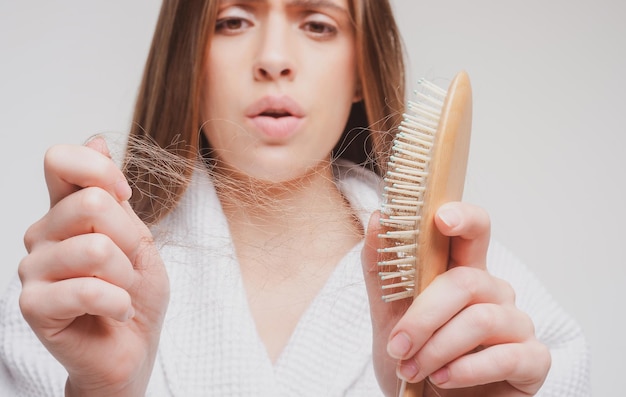 Foto mulher triste olhando para cabelo danificado, problema de perda de cabelo, estúdio isolado, retrato, cópia, espaço