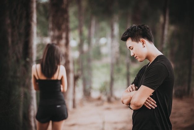 Mulher triste olhando seu namorado andando deixa a vida seu estilo vintageconceito ao ar livre de mulher de coração partido